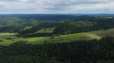 Güzel Peyzaj Dağları Bieszczady Bircza Leszczawa Hava Görüntüsü Polonya. Yüksek kalite 4k görüntü