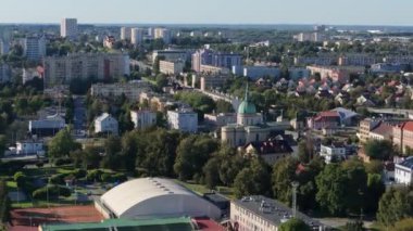 Güzel Peyzaj Konutları Kilisesi Rzeszow Hava Manzarası Polonya. Yüksek kalite 4k görüntü