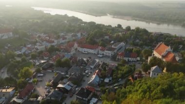 Güzel Manzara Pazarı Eski Kasaba Kazimierz Dolny Hava Manzarası Polonya. Yüksek kalite 4k görüntü
