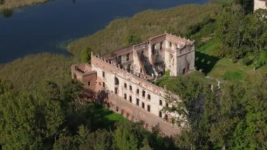 Peyzaj Şatosu Krupe Gölü Hava Görüntüsü Polonya 'yı harap etti. Yüksek kalite 4k görüntü