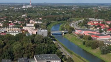 Güzel Peyzaj Köprüsü Nehri Wislok Rzeszow Hava Görüntüsü Polonya. Yüksek kalite 4k görüntü