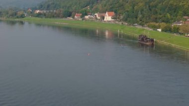 Güzel Manzara Tekne Nehri Vistula Kazimierz Dolny Hava Manzarası Polonya. Yüksek kalite 4k görüntü