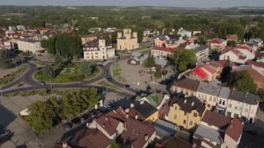 Şehir merkezindeki güzel manzara heykeli Tomaszow Lubelski Hava Manzarası Polonya. Yüksek kalite 4k görüntü