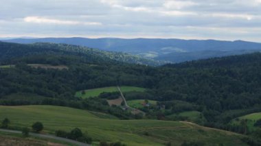 Güzel Peyzaj Dağları Bieszczady Bircza Leszczawa Hava Görüntüsü Polonya. Yüksek kalite 4k görüntü