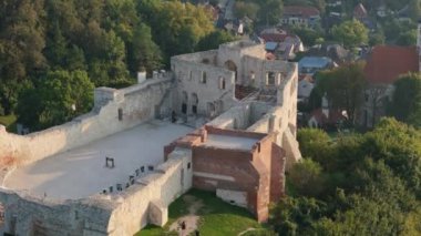 Güzel Castle Ruins Hill Kazimierz Dolny Hava Manzarası Polonya. Yüksek kalite 4k görüntü