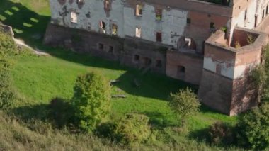 Castle Park Ormanı Krupe Hava Manzarası Polonya 'yı mahvediyor. Yüksek kalite 4k görüntü