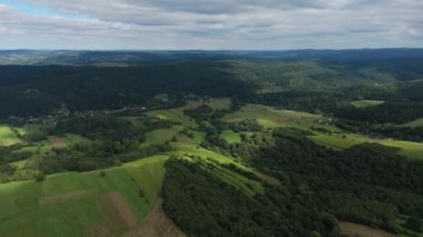 Güzel Peyzaj Dağları Bieszczady Bircza Leszczawa Hava Görüntüsü Polonya. Yüksek kalite 4k görüntü
