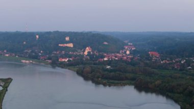 Güzel Manzara Nehri Vistula Tepesi Kazimierz Dolny Hava Manzarası Polonya. Yüksek kalite 4k görüntü