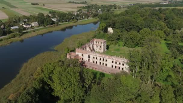 Красивий Ландшафтний Замок Руїни Ставок Krupe Air View Poland Високоякісні — стокове відео