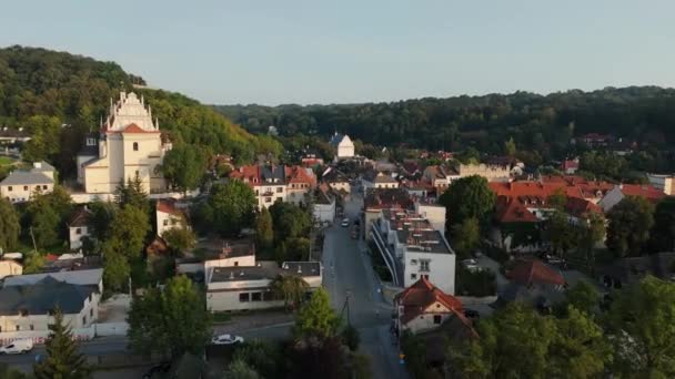 Gyönyörű Templom Piac Tér Óváros Kazimierz Dolny Aerial View Lengyelország — Stock videók