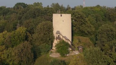 Güzel Castle Tower Mountain Kazimierz Dolny Aerial View Polonya. Yüksek kalite 4k görüntü