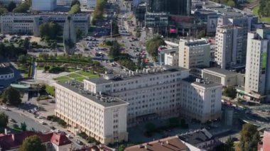Şehir merkezindeki peyzaj ofisi Rzeszow Havacılık Görünümü Polonya. Yüksek kalite 4k görüntü