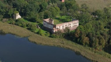 Güzel Peyzaj Şatosu Krupe Gölü Hava Manzarası Polonya 'yı harap etti. Yüksek kalite 4k görüntü