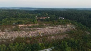 Güzel manzara Quarry Forest Hill Kazimierz Dolny Aerial View Poland. Yüksek kalite 4k görüntü