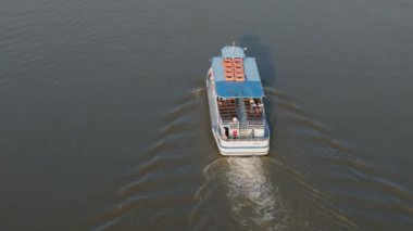 Güzel Manzara Tekne Nehri Vistula Kazimierz Dolny Hava Manzarası Polonya. Yüksek kalite 4k görüntü