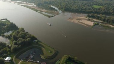 Güzel Manzara Tekne Nehri Vistula Kazimierz Dolny Hava Manzarası Polonya. Yüksek kalite 4k görüntü