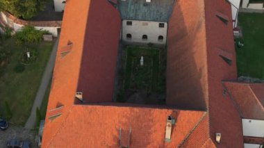 Güzel Manastır Misafirhanesi Kazimierz Dolny Hava Manzarası Polonya. Yüksek kalite 4k görüntü