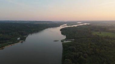 Güzel Peyzaj Nehri Vistula Kazimierz Dolny Havacılık Polonya. Yüksek kalite 4k görüntü