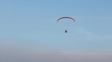 Güzel Peyzaj Gökyüzü Paraglider Kazimierz Dolny Hava Görüntüsü Polonya. Yüksek kalite 4k görüntü