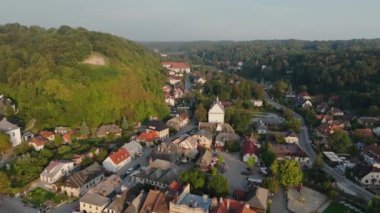 Güzel manzara Küçük Pazar Meydanı Kilisesi Kazimierz Dolny Hava Manzarası Polonya. Yüksek kalite 4k görüntü