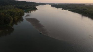 Güzel Peyzaj Nehri Vistula Balıkçısı Kazimierz Dolny Hava Manzarası Polonya. Yüksek kalite 4k görüntü