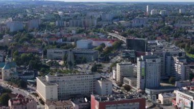 Rzeszow şehir merkezindeki Panorama Bulvarları Anıt Bahçesi Hava Görüntüsü Polonya. Yüksek kalite 4k görüntü