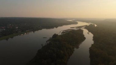 Güzel Manzara Nehri Vistula Günbatımı Kazimierz Dolny Hava Manzarası Polonya. Yüksek kalite 4k görüntü