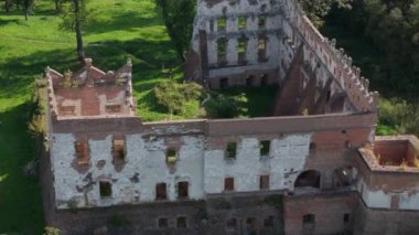 Kale, Krupe Ormanı Hava Manzaralı Polonya 'yı Harap Ediyor. Yüksek kalite 4k görüntü