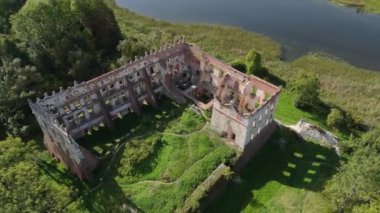Peyzaj Şatosu Krupe Gölü Hava Görüntüsü Polonya 'yı harap etti. Yüksek kalite 4k görüntü