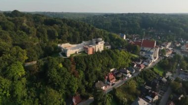 Güzel Peyzaj Şatosu Kazimierz Dolny Hava Manzarası Polonya 'yı mahvediyor. Yüksek kalite 4k görüntü