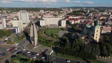 Rzeszow şehir merkezindeki Panorama Bulvarları Anıt Bahçesi Hava Görüntüsü Polonya. Yüksek kalite 4k görüntü