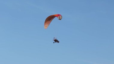 Güzel Peyzaj Gökyüzü Paraglider Kazimierz Dolny Hava Görüntüsü Polonya. Yüksek kalite 4k görüntü