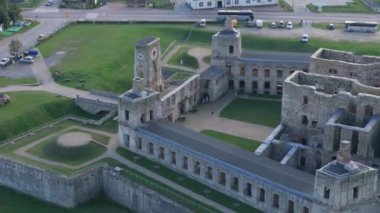 Ujazd Hava Manzaralı Polonya 'daki Krzyztopor Kalesi harabeleri. Yüksek kalite 4k görüntü