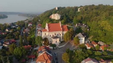 Güzel Peyzaj Dağı Kilisesi Kalesi Kazimierz Dolny Hava Manzarası Polonya. Yüksek kalite 4k görüntü