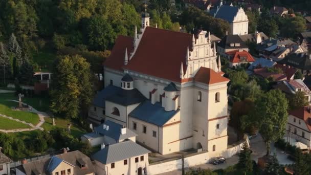 Schöne Kirche Berg Altstadt Kazimierz Dolny Luftaufnahme Polen Hochwertiges Filmmaterial — Stockvideo