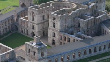 Ujazd Hava Manzaralı Polonya 'daki Krzyztopor Kalesi harabeleri. Yüksek kalite 4k görüntü