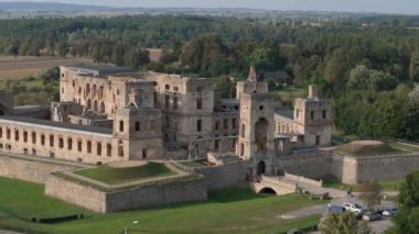 Ujazd Hava Manzaralı Polonya 'daki Krzyztopor Kalesi' nin manzara kalıntıları. Yüksek kalite 4k görüntü
