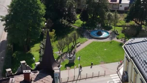 Mooie Downtown Fontein Sanok Aerial View Polen Hoge Kwaliteit Beeldmateriaal — Stockvideo