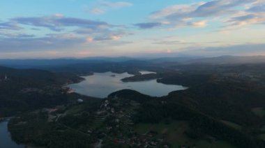 Güzel Manzara Barajı Solina Dağları Bieszczady Hava Manzarası Polonya. Yüksek kalite 4k görüntü