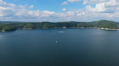 Güzel manzara teknesi Solina Gölü Dağları Bieszczady Hava Manzarası Polonya. Yüksek kalite 4k görüntü