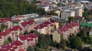 Güzel Peyzaj Apartmanları Park Dağı Sanok Hava Manzarası Polonya. Yüksek kalite 4k görüntü