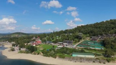 Güzel Downtown Solina Dağları Bieszczady Hava Manzarası Polonya. Yüksek kalite 4k görüntü