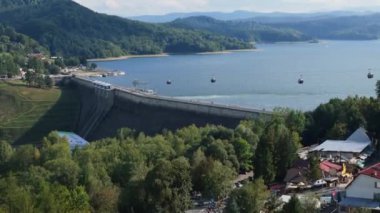 Peyzaj Gondola Gölü Baraj Gölü Solina Bieszczady Hava Görüntüsü Polonya. Yüksek kalite 4k görüntü