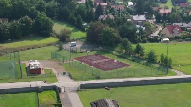 Красивый Ландшафтный Теннисный Корт Стадион Radymno Вид Воздуха Польша Высококачественные — стоковое видео