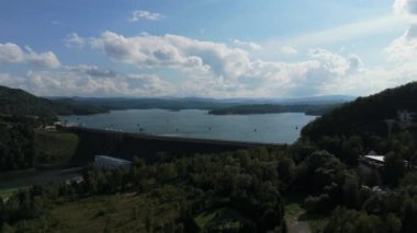 Güzel manzara Barajı Solina Gölü Bieszczady Hava Görüntüsü Polonya. Yüksek kalite 4k görüntü