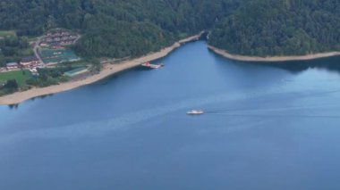 Güzel peyzaj teknesi Solina Gölü Bieszczady Hava Manzarası Polonya. Yüksek kalite 4k görüntü