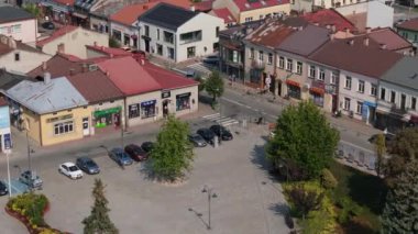 Şehir merkezindeki güzel cadde pazar meydanı Lubaczow Hava Manzarası Polonya. Yüksek kalite 4k görüntü