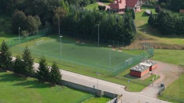 Güzel futbol sahası Radymno Hava Manzarası Polonya. Yüksek kalite 4k görüntü