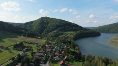 Güzel Manzara Evleri Solina Gölü Dağları Bieszczady Hava Manzarası Polonya. Yüksek kalite 4k görüntü