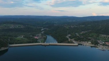 Güzel manzara Barajı Solina Gölü Bieszczady Hava Görüntüsü Polonya. Yüksek kalite 4k görüntü